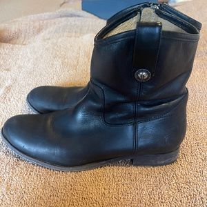 Frye women's size 11 Melissa Button Short. Good condition